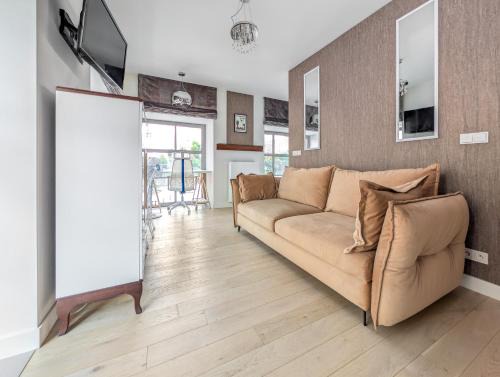 Srodmiescie Apartment | Riverside Modern Studio by BookingHost