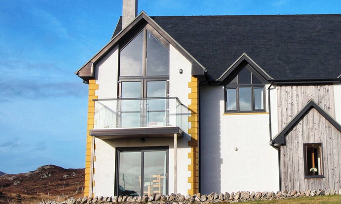 Flodabay Cottage | RIVERSIDE, pet friendly, character holiday cottage in Leverburgh