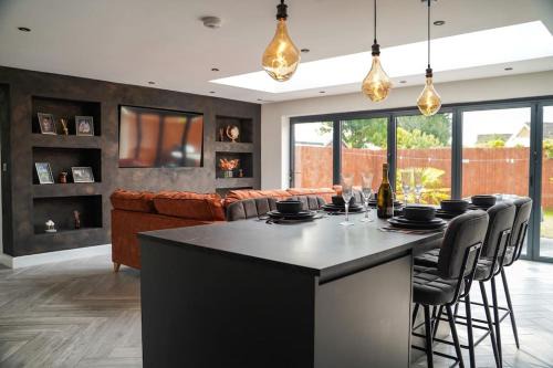 Huntington Apartment | Riverside Stays - Sleeps 9