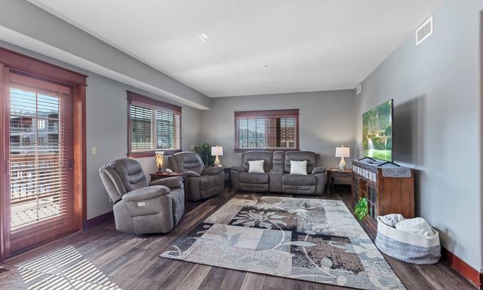 Coeur d'Alene Apartment | Riverstone Village—Spacious 2nd Floor Corner Unit w/Wrap-Around Patio