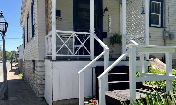 Lake Forest Estates Cottage | ⚜️Rivertown Retreat⚜️ Lewis & Clark stayed here. King bed.nSleeps 4