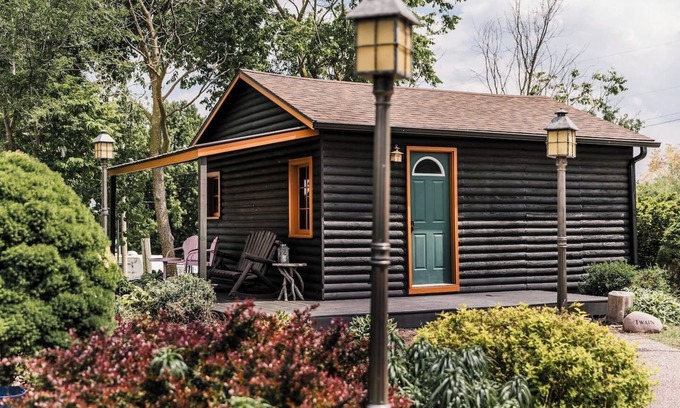 Bellevue Cabin | Riverview cabin w/pickleball court