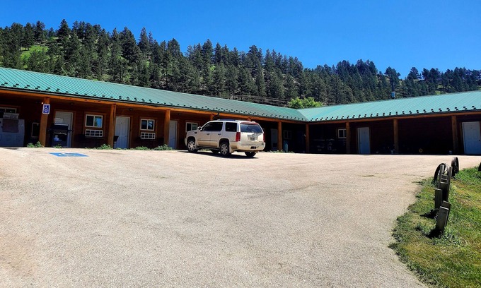 Crook County House | Rm # 10 has 2 queen beds in a quiet country setting