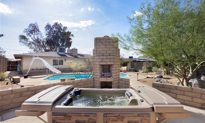 Yucca Valley House | 💦 Roadrunner Inn - Pool, Hot Tub, BBQ and Fire Pit! 💦
