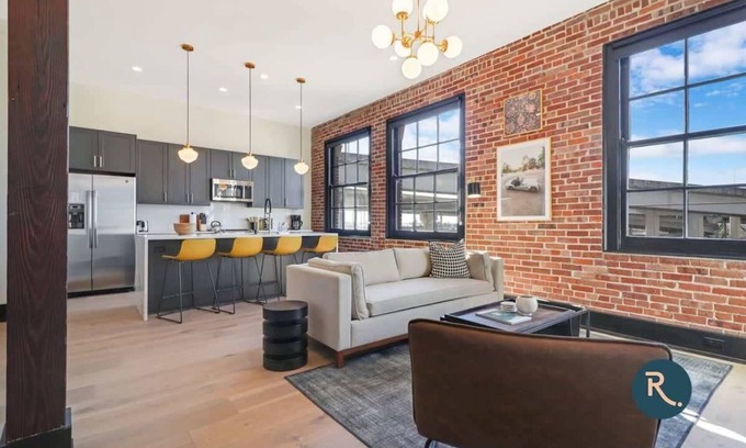 Arts/Warehouse District Apartment | Roami at The Lola | Group Friendly #84
