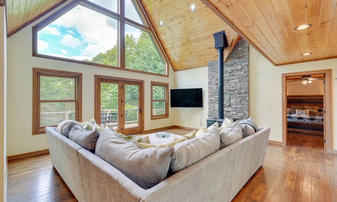 Roan Mountain House | Roan Mountain Home w/Deck Near Appalachian Trail!