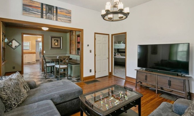 Terry Sanford House | Roaring Oakridge Retreat