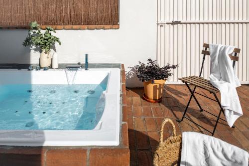 Doctor Barraquer-Grupo Renfe-Policlinico Apartment | Robles Suite Apartment with Jacuzzi and Private Parking