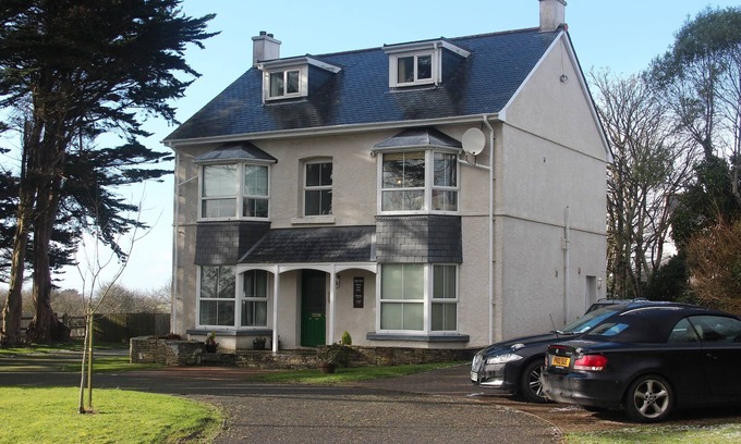 Wadebridge Apartment | Rock, Stylish Modern, Sandy Beaches, Restaurants, golf, ferry Padstow sleeps 4
