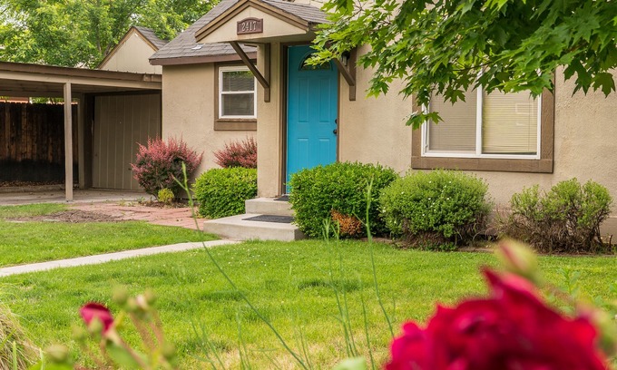 Sunset House | Rockin' Sunset Cottage-Near Hyde Park/Downtown