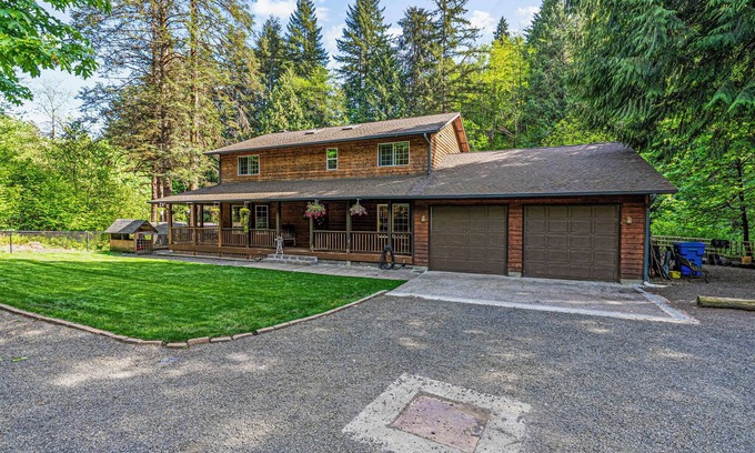 Longview House | Rocky River is a Spacious 5-bedroom house in wonderful Longview with WiFi, AC