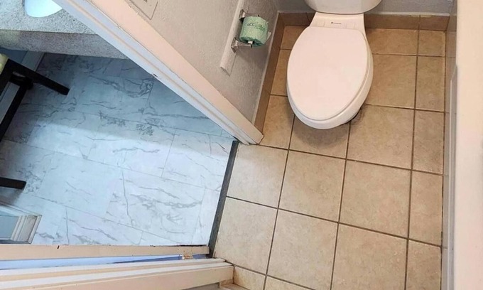 Hattiesburg Apartment | Rodeway Inn Hattiesburg North - King Room - Smoking 2