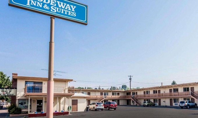 Omak Hotel | Rodeway Inn & Suites Omak - Okanogan