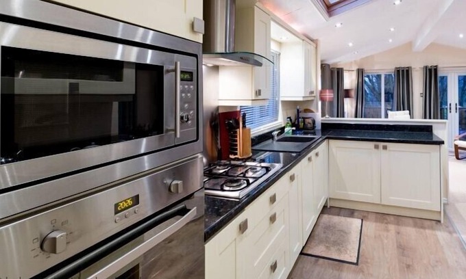 Troutbeck Cottage | ROE DEER LODGE, pet friendly, with hot tub in Windermere