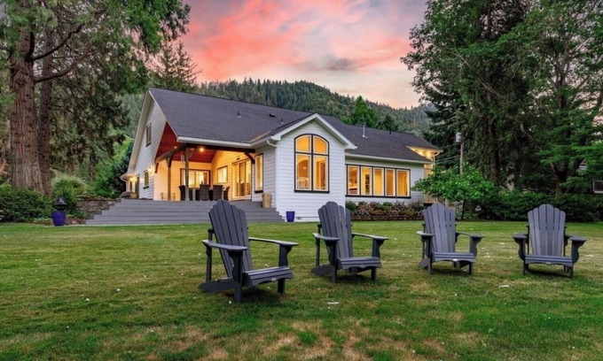 Grants Pass House | Rogue River Retreat- tranquility + modern comfort