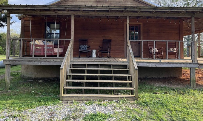 Faunsdale Cabin | Rolling Meadows Countryside Cabin, Pets Welcome!