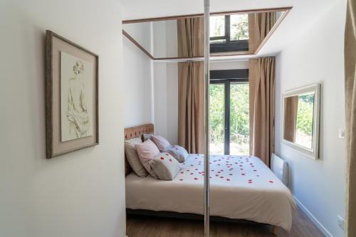 Evreux Apartment | Romance Me - Love Room Élégante avec Table de Massage & Pole Dance - Night & Day use