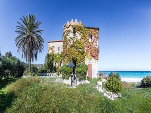 Santa Caterina Dello Ionio Marina Villa | Romantic Beachfront Getaway
