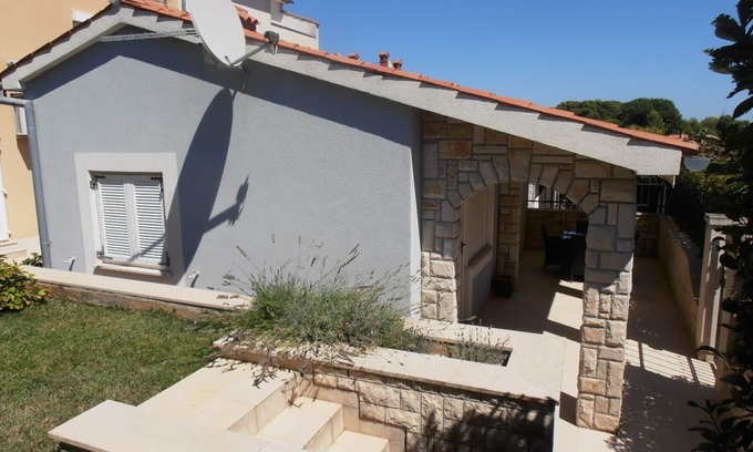 Vintijan Cottage | Romantic Apartment in a Detached House with Private Entrance