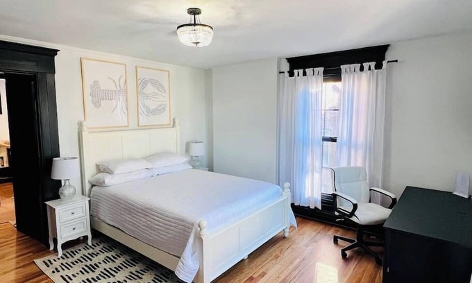 West End Condo | Romantic apt:West End +parking