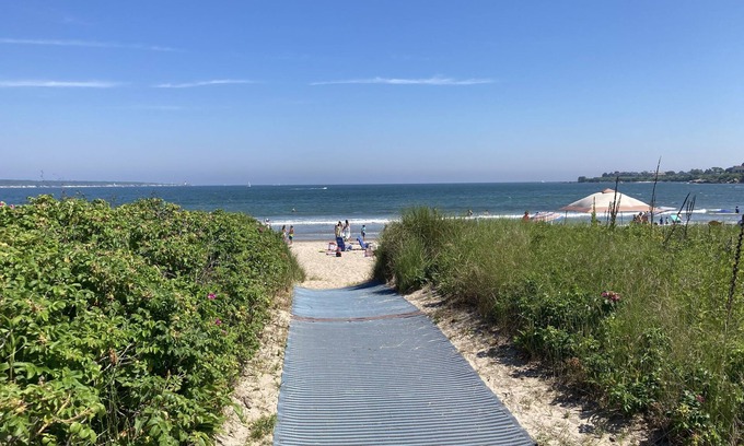 Narragansett Cottage | Romantic Bonnet Shores cottage - private beach access