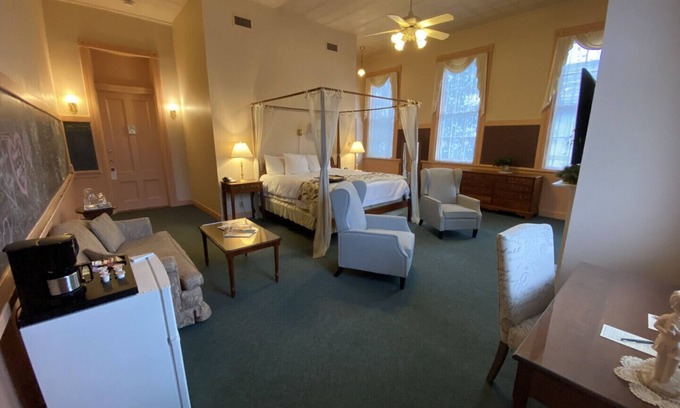 Lee Bed & Breakfast | Romantic Boutique Hotel /Bed and Breakfast - SchoolHouse Suite