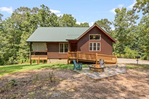 Cleveland House | Romantic Cabin w Rain Shower & Spa Tub
