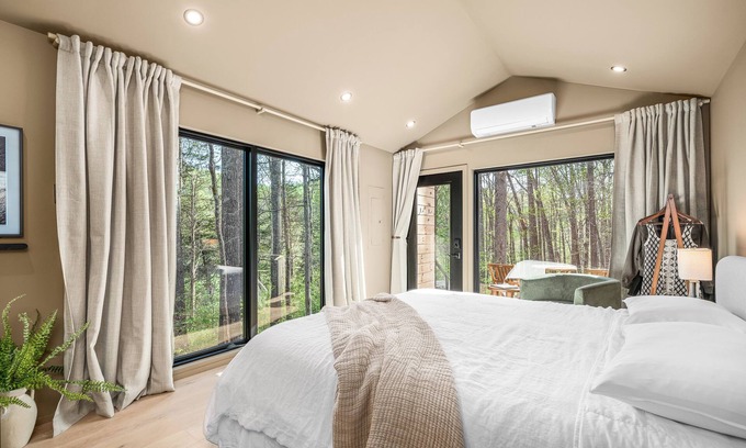 Sparta House | Romantic Getaway Hot Tub Fire Pit Cozy Cabin Vibes