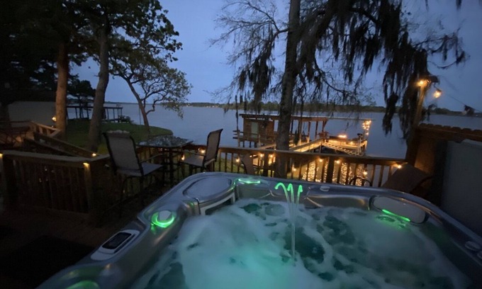 Trinity House | Romantic Hideaway Lakefront Retreat Fireside Lounge, Spa, Swimming and Kayaks!