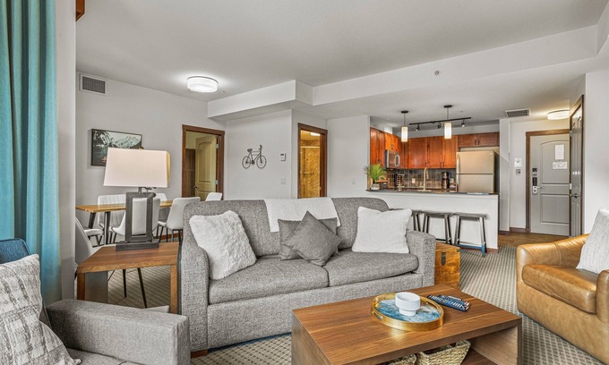 Canmore Apartment | Romantic Mountain Escape – Outdoor Hot Tubs & Private Balcony!