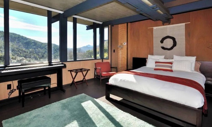 Santa Venetia Apartment | Romantic Onsen Retreat Mid-Century Suite, Pool, Views, Sauna!