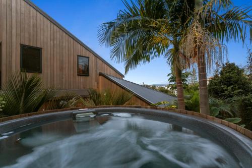 Greenlane - Ellerslie Apartment | Romantic Retreat, Hot Tub, Glasshouse, Ensuite