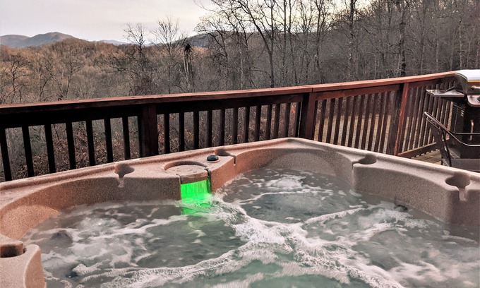 Topton Cabin | Romantic & Secluded Adventure Log Cabin w/HOT TUB + Amazing Mountain Views