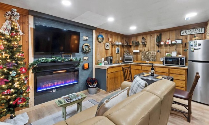 Paradise Estates Cabin | Romantic Small Cabin in the Woods. Fireplace,Hot tub,A/C,Firepit,WiFi, Mt Rainer