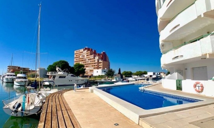 Santa Margarida Apartment | ROMANTIC STUDIO with large terrace in front of swimming pool and canal, bicycle parking