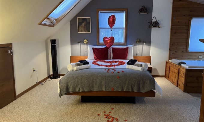 Albrightsville Cabin | Romantic vibe, fine art, good times. Parks, lakes. Optional experience packages.