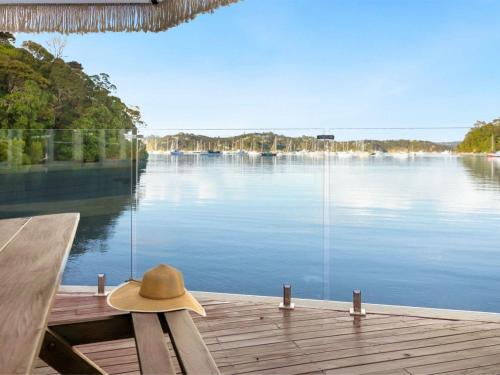 Russell House | Romantic Waterfront - Russell