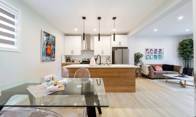 Jasper Place House | RomanticStylish|FreeWifi|KingBed|WEM|parking