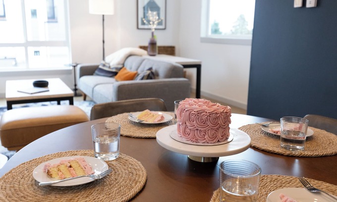 West Seattle House | Rooftop Deck! King Bed! AC, Restaurants/Pubs, Pet-Friendly