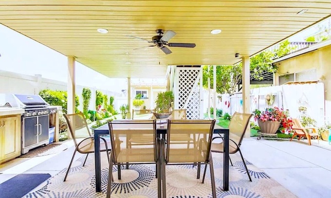 Bay Park Apartment | Rooftop Deck with Ocean Views in Mission Bay