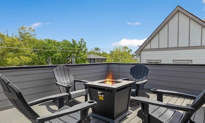 East Nashville House | Rooftop Fire Pit & Cocktail Bar ~ Skyline Views!