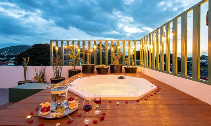 Oaxaca Villa | Rooftop Hot Tub! 3 levels, 5Bedroom in Villa Noria