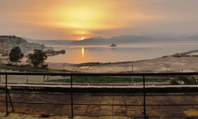 Nafplion City Centre Apartment | Rooftop ocean and mountain view - see the city from my rooftop!