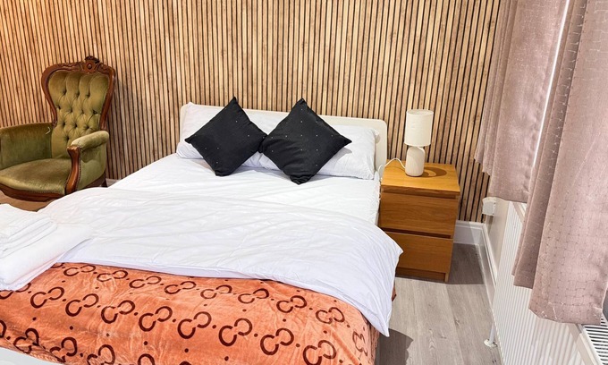 Redbridge House | Room 2: Modern Double Room with En-Suite in Ilford, London