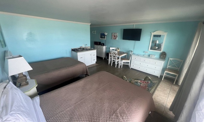 Topsail Beach Hotel | Room #216 Mini Efficiency 2 Double Beds Pets Yes