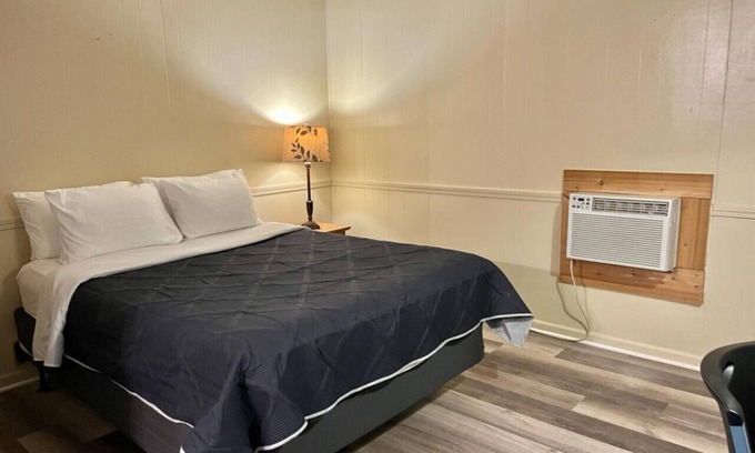 Harper Hotel | Room 26 - Standard Queen - Sleeps 2 - Harper Motel