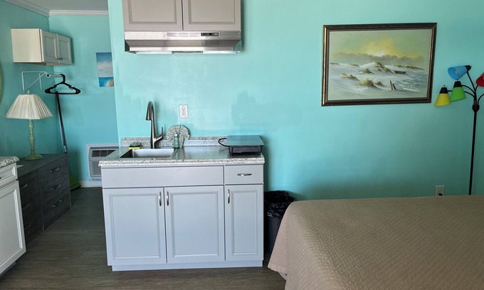Topsail Beach Hotel | Room #313 Mini Efficiency 2 Double Pets Yes