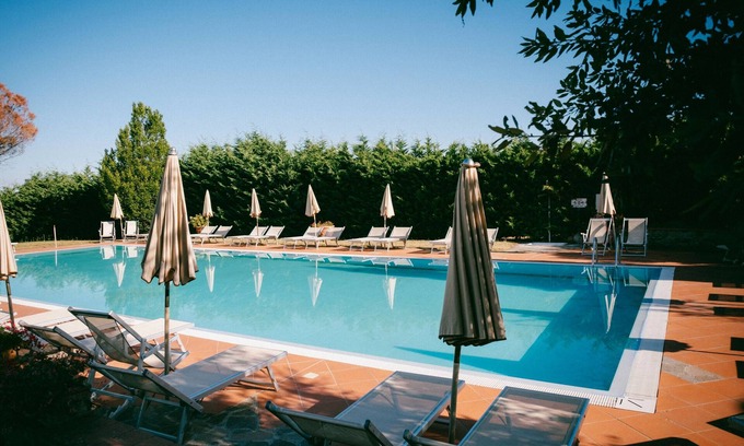 San Donato in Fronzano Apartment | Room '43 H Fattoria Degli Usignoli' with Shared Pool, Wi-Fi and Air Conditioning