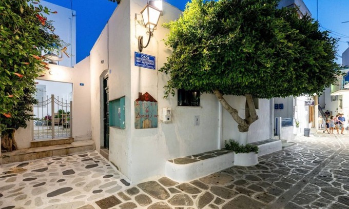 Paros Hotel | Room 5 @ Pelican Paros in the Old Town!