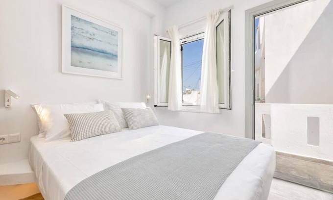 Paros Hotel | Room 8 @ Pelican Paros in the Old Town!